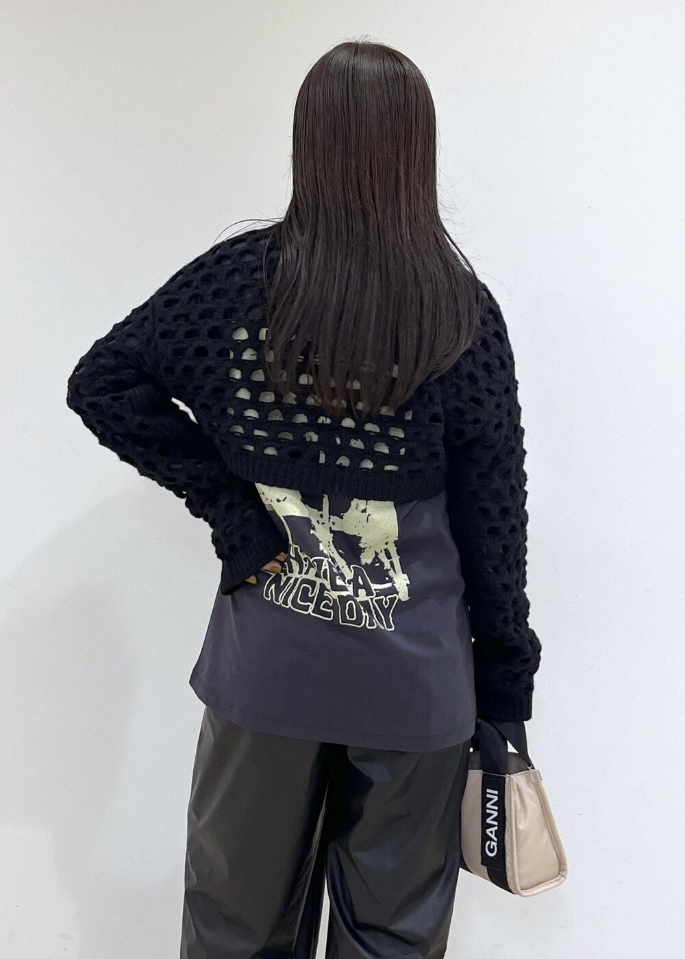 「GANNI、ガニー、ニット、ボレロ、ブラック、ハンドバッグ、長袖、ポインテッドトゥ、ヒール、初秋コーデ、秋コーデ、お出かけコーデ、モード、大人カジュアル、レイヤード」|「ADAM ET ROPE'のアイレットボレロカーディガン(カーディガン/ボレロ、ブラック系)」を使った、adamtanakaさん(レディース・158cm)の夏コーディネートの9枚目の写真