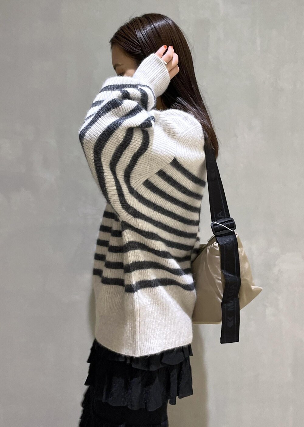 「バッグ、proenzaschouler、プロエンザスクーラー、ふわふわニット、WEB限定、WEB限定商品、WEB限定アイテム、SNaPMeAward23w、ニット、ボーダー、スカート、ローファー、ADAM ET ROPÉ、FEMME、SDGs」｜「ADAM ET ROPE'の【WEB限定】FOXWOOLミックス畦ニットプルオーバー（ニット/セーター、グレー系）」を使った、adamtanakaさん（レディース・158cm）の冬コーディネートの9枚目の写真