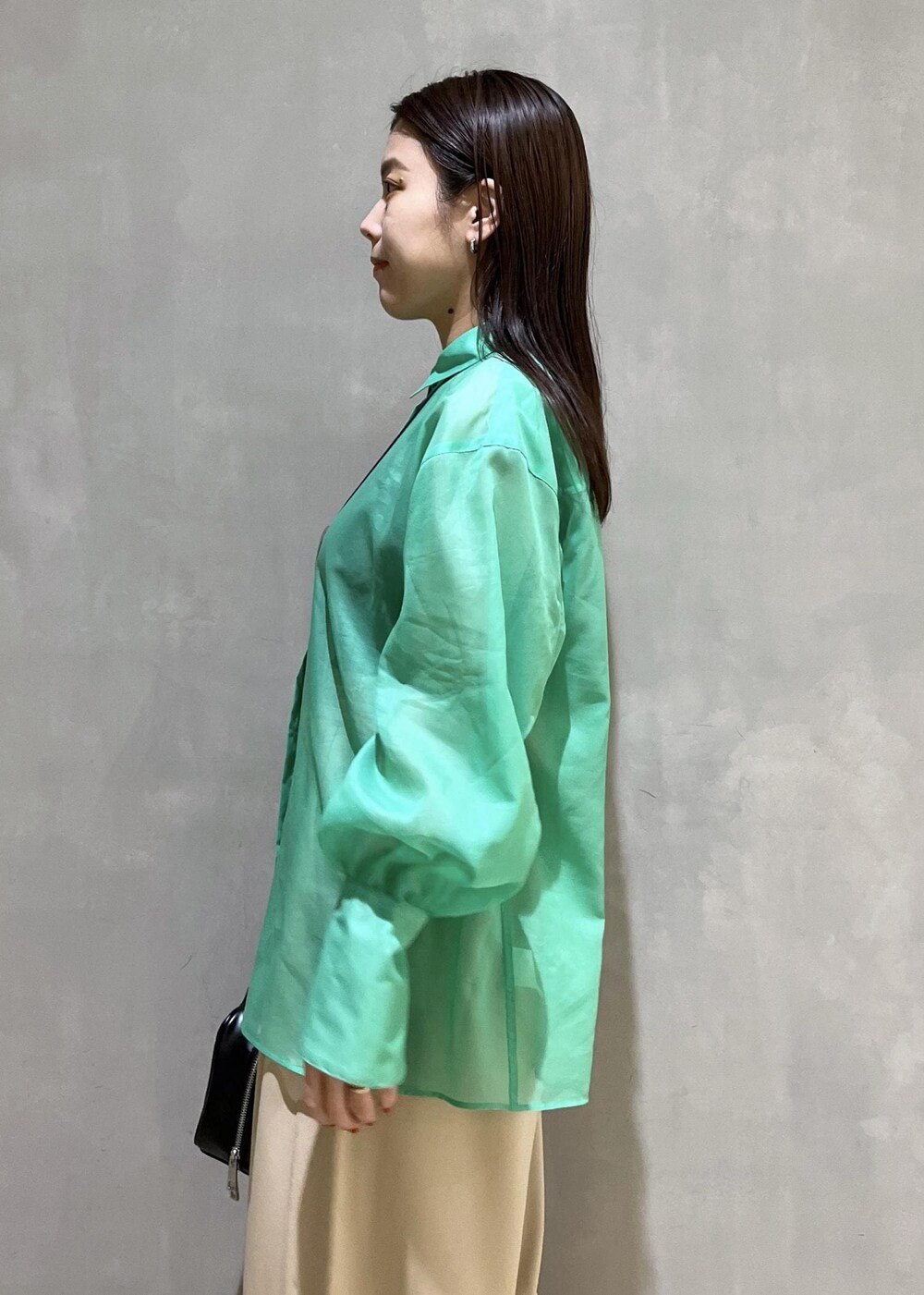 「24ss春の新作、RECTO、レクト、シアー、シャツ、シアーシャツ、グリーン、パンツ、ベージュ、ワイドパンツ、バッグ、ミニバッグ、ハンドバッグ、ブーツ、サンダル」｜「ADAM ET ROPE'のストレッチブーツサンダル（ブーツ、ブラック系）」を使った、adamtanakaさん（レディース・158cm）の春コーディネートの7枚目の写真