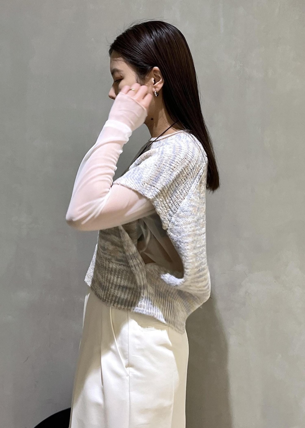 ホワイト系のローファー、ブラック系のトートバッグ、ホワイト系のスカートを着用したレディースの春コーディネートの9枚目の写真