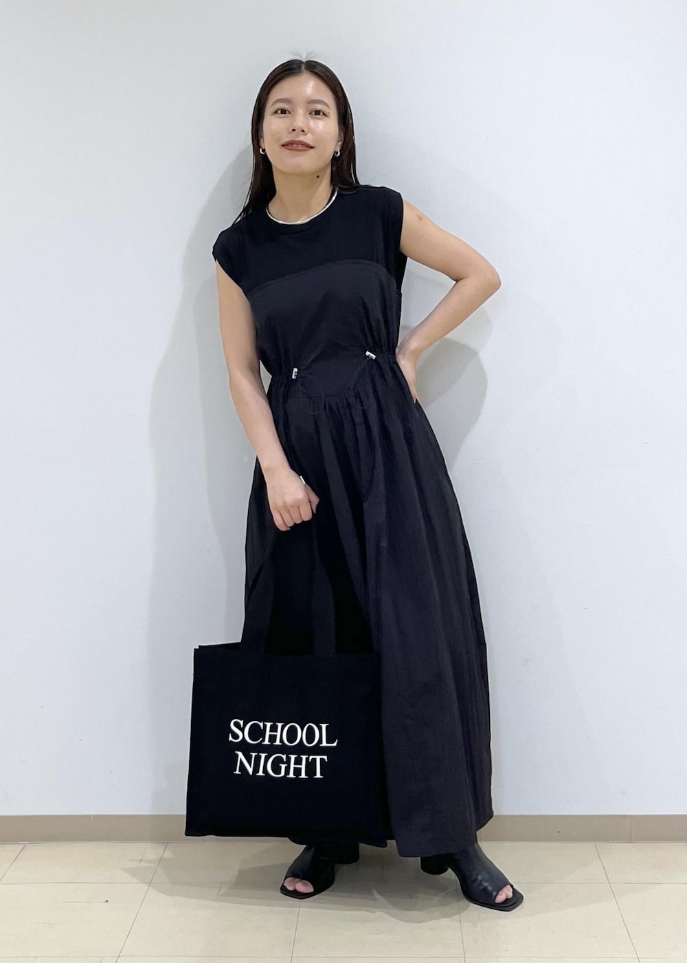 「ワンピース、サンダル、ブラックコーデ、バッグ、トートバッグ、IDEA、アイデア、ブラック、モード、ADAM ET ROPÉ、FEMME、SDGs、サステナブル、骨格ストレート、イエベ」｜「ADAM ET ROPE'のストレッチブーツサンダル（ブーツ、ブラック系）」を使った、adamtanakaさん（レディース・158cm）の夏コーディネートの3枚目の写真