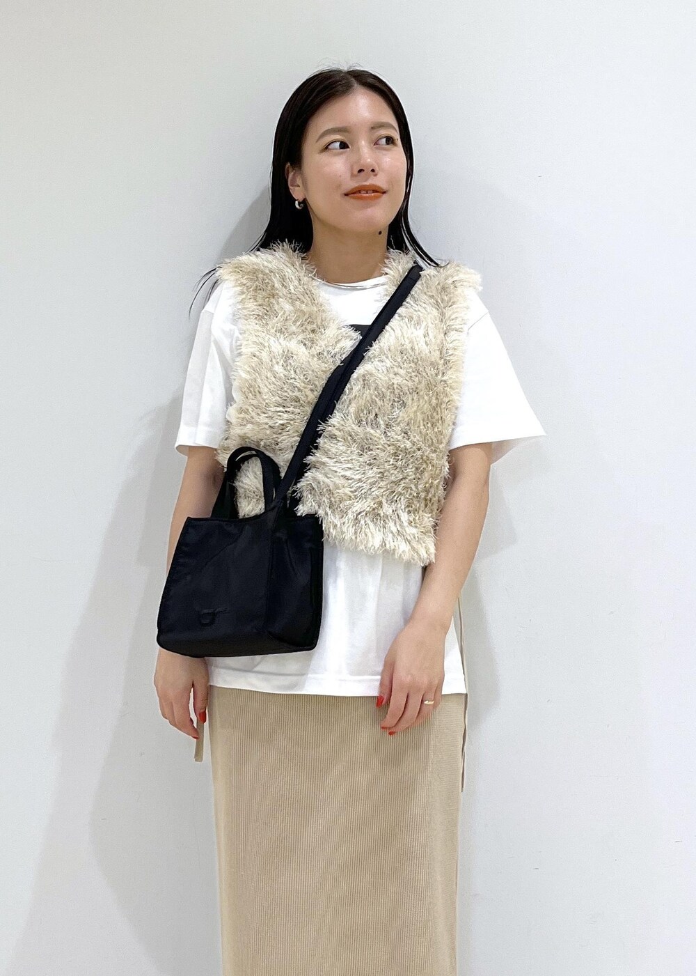 「ニット、フワフワ、ブラック、ロゴ、Tシャツ、半袖、夏コーデ、初秋コーデ、お出かけコーデ、大人カジュアル、レイヤード、スカートスタイル、ワントーンコーデ、カジュアルコーデ、ADAM ET ROPÉ」｜「MILLERの【Miller for ADAM ET ROPE'】別注WAFFLE SKIRT（スカート、ベージュ系）」を使った、adamtanakaさん（レディース・158cm）の夏コーディネートの7枚目の写真