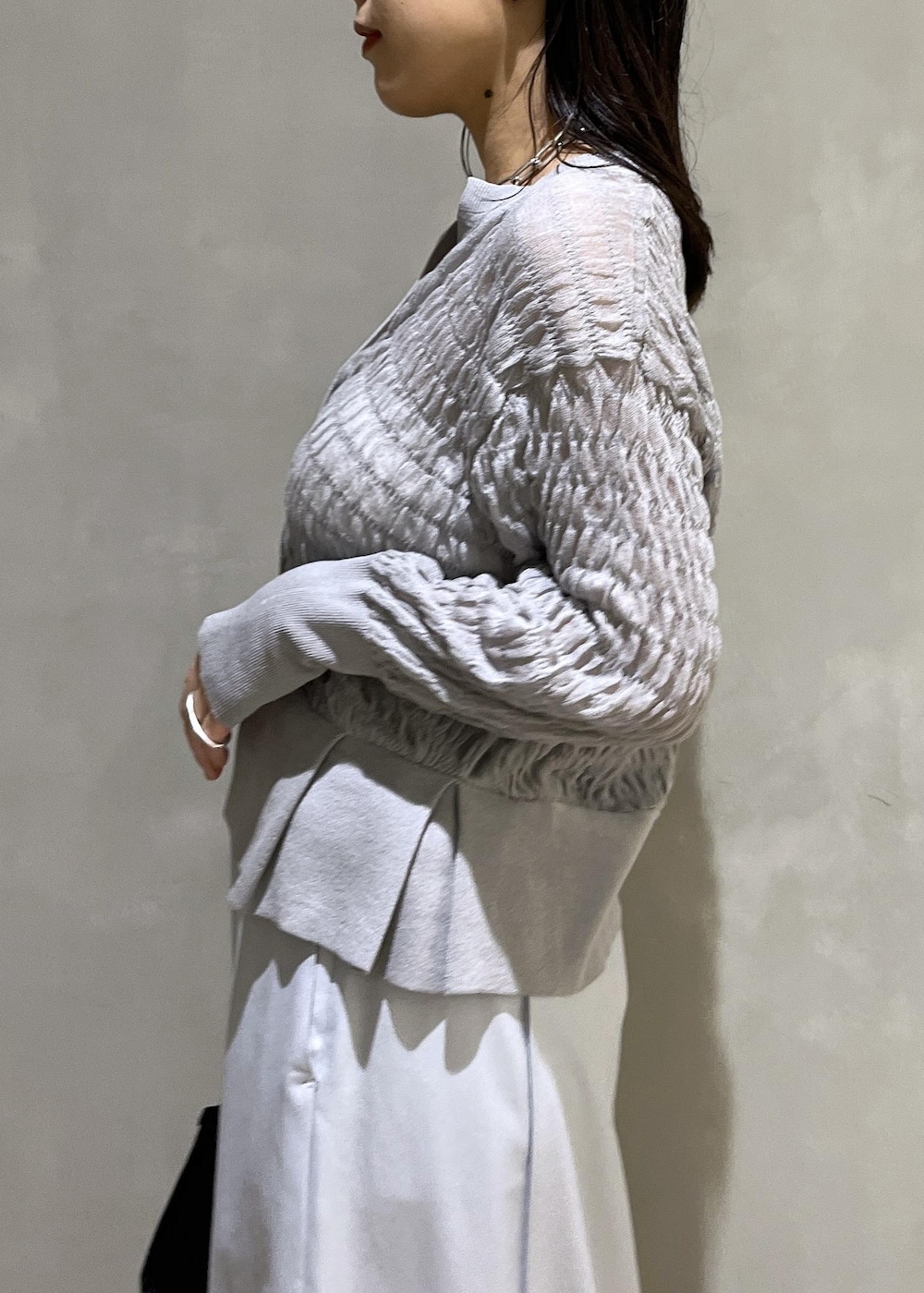 「GANNI、ガニー、WEB限定、WEB限定商品、WEB限定アイテム、シアー、ペプラム、グレー、ニット、ライトグレー、スカート、フレア、フレアスカート、ブーツ、ADAM ET ROPÉ」｜「ADAM ET ROPE'の【晴雨兼用】ウォータープルーフトラックソールロングブーツ（ブーツ、ブラック系）」を使った、adamtanakaさん（レディース・158cm）の夏コーディネートの6枚目の写真