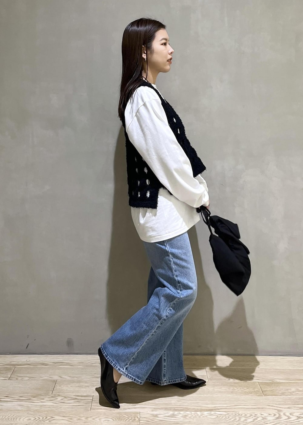「24ss春の新作、AER、WEB限定、WEB限定商品、WEB限定アイテム、JANESMITH、ジェーンスミス、ROLLAS、ローラス、ローラスデニム、別注、BenAmun、AMOMENTO、アモーメント、プリントT」｜「ROLLA'Sの【ROLLA'S for ADAM ET ROPE'】別注 EASTCOAST FLARE ANKLE（デニムパンツ、ブルー系）」を使った、adamtanakaさん（レディース・158cm）の冬コーディネートの5枚目の写真