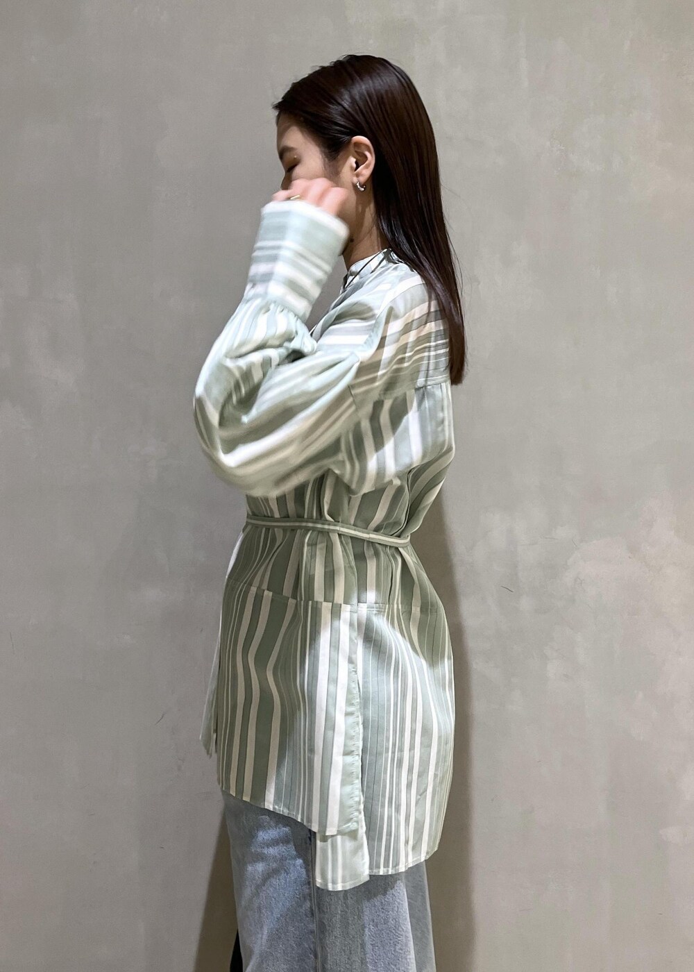 「24ss春の新作、WEB限定、WEB限定商品、WEB限定アイテム、シャツ、チュニックシャツ、デニム、Levis、リーバイス、別注、BIOTOP、サンダル、バッグ、ショルダーバッグ、ストライプ」｜「ADAM ET ROPE'の【サステナブル】ナロークロスストラップサンダル（サンダル、ブラック系）」を使った、adamtanakaさん（レディース・158cm）の春コーディネートの9枚目の写真