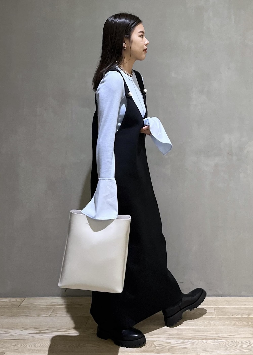 「バッグ、カットソー、サイドゴア、ブラック、WEB限定、WEB限定商品、WEB限定アイテム、パール、ADAM ET ROPÉ、FEMME、SDGs、サステナブル、骨格ストレート、イエベ、きれいめカジュアル」｜「ADAM ET ROPE'の【A4・PC対応】ダブルポケットトートバッグ（トートバッグ、ホワイト系）」を使った、adamtanakaさん（レディース・158cm）の秋コーディネートの4枚目の写真