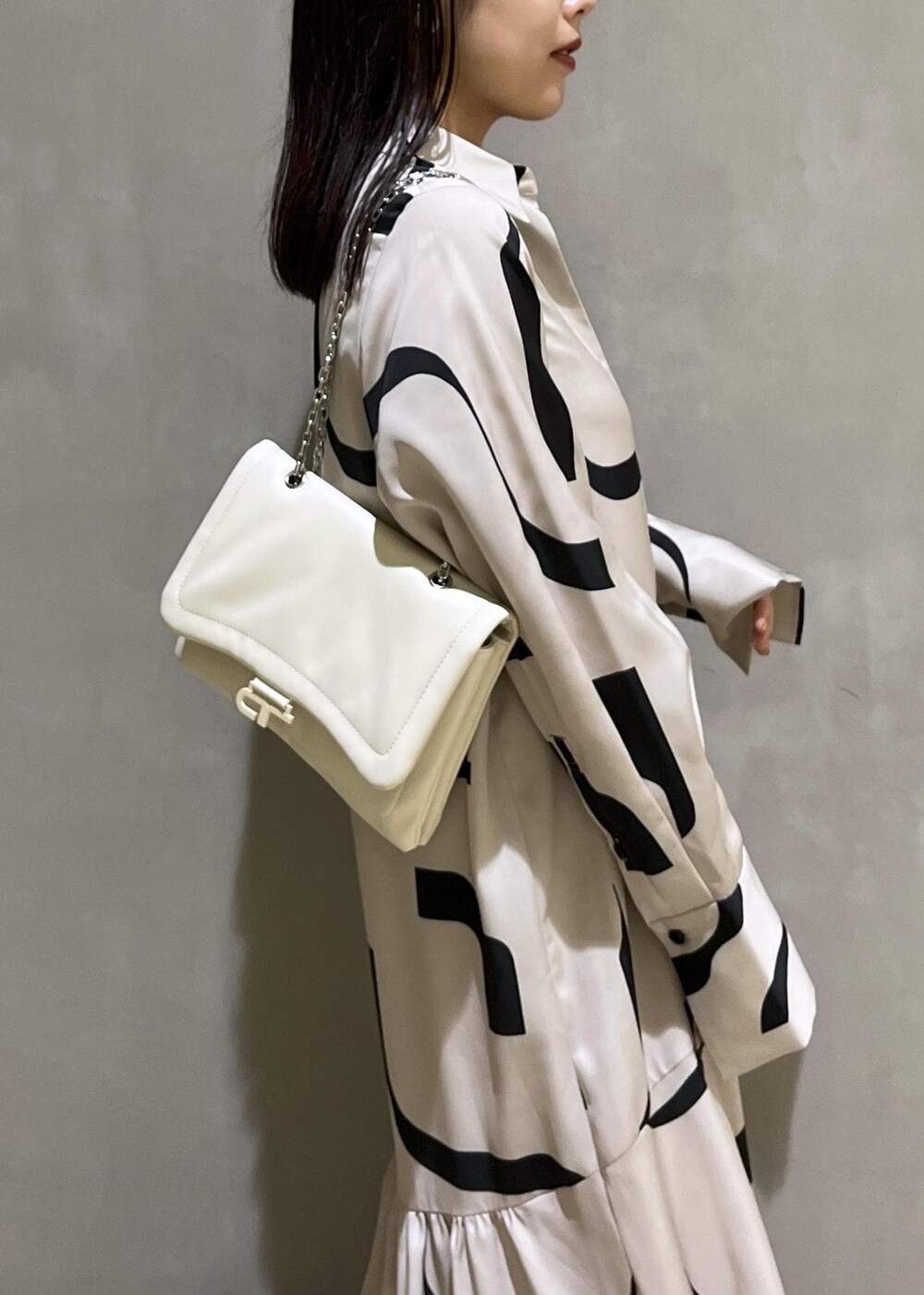 「ロングブーツ、プリント、バッグ、ベージュ、チョーカー、アクセサリー、ハンドバッグ、ワンピース、ブーツ、ADAM ET ROPÉ、FEMME、SDGs、サステナブル、骨格ストレート、イエベ」｜「ADAM ET ROPE'のナロースクエアフラットロングブーツ（ブーツ、ブラック系）」を使った、adamtanakaさん（レディース・158cm）の秋コーディネートの8枚目の写真