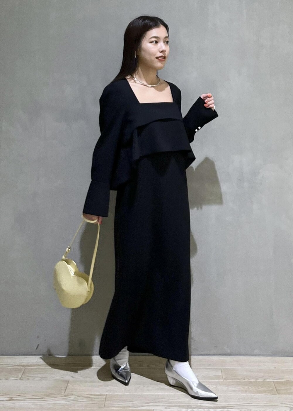 シルバー系のパンプスを着用したレディースの冬コーディネートの2枚目の写真