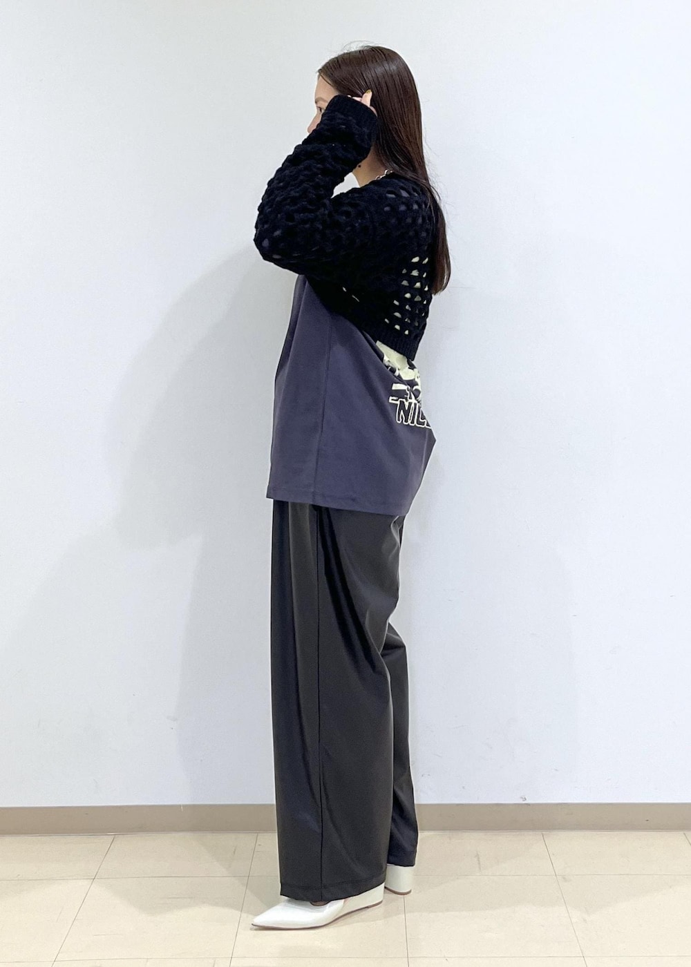 「GANNI、ガニー、ニット、ボレロ、ブラック、ハンドバッグ、長袖、ポインテッドトゥ、ヒール、初秋コーデ、秋コーデ、お出かけコーデ、モード、大人カジュアル、レイヤード」|「ADAM ET ROPE'のアイレットボレロカーディガン(カーディガン/ボレロ、ブラック系)」を使った、adamtanakaさん(レディース・158cm)の夏コーディネートの4枚目の写真