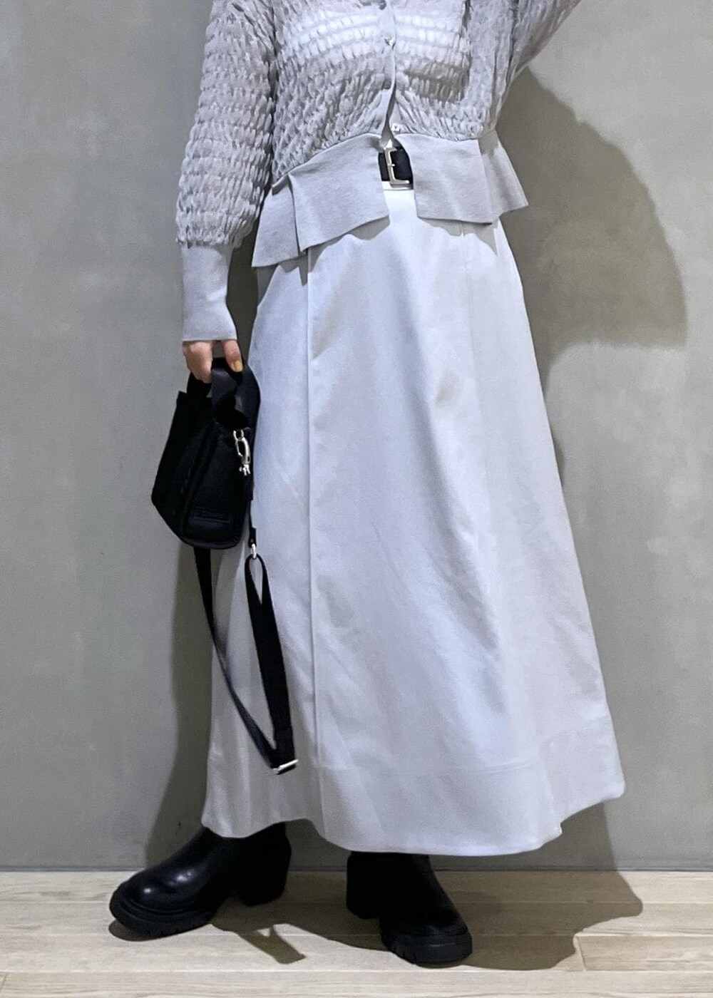 「GANNI、ガニー、WEB限定、WEB限定商品、WEB限定アイテム、シアー、ペプラム、グレー、ニット、ライトグレー、スカート、フレア、フレアスカート、ブーツ、ADAM ET ROPÉ」｜「ADAM ET ROPE'の【晴雨兼用】ウォータープルーフトラックソールロングブーツ（ブーツ、ブラック系）」を使った、adamtanakaさん（レディース・158cm）の夏コーディネートの9枚目の写真
