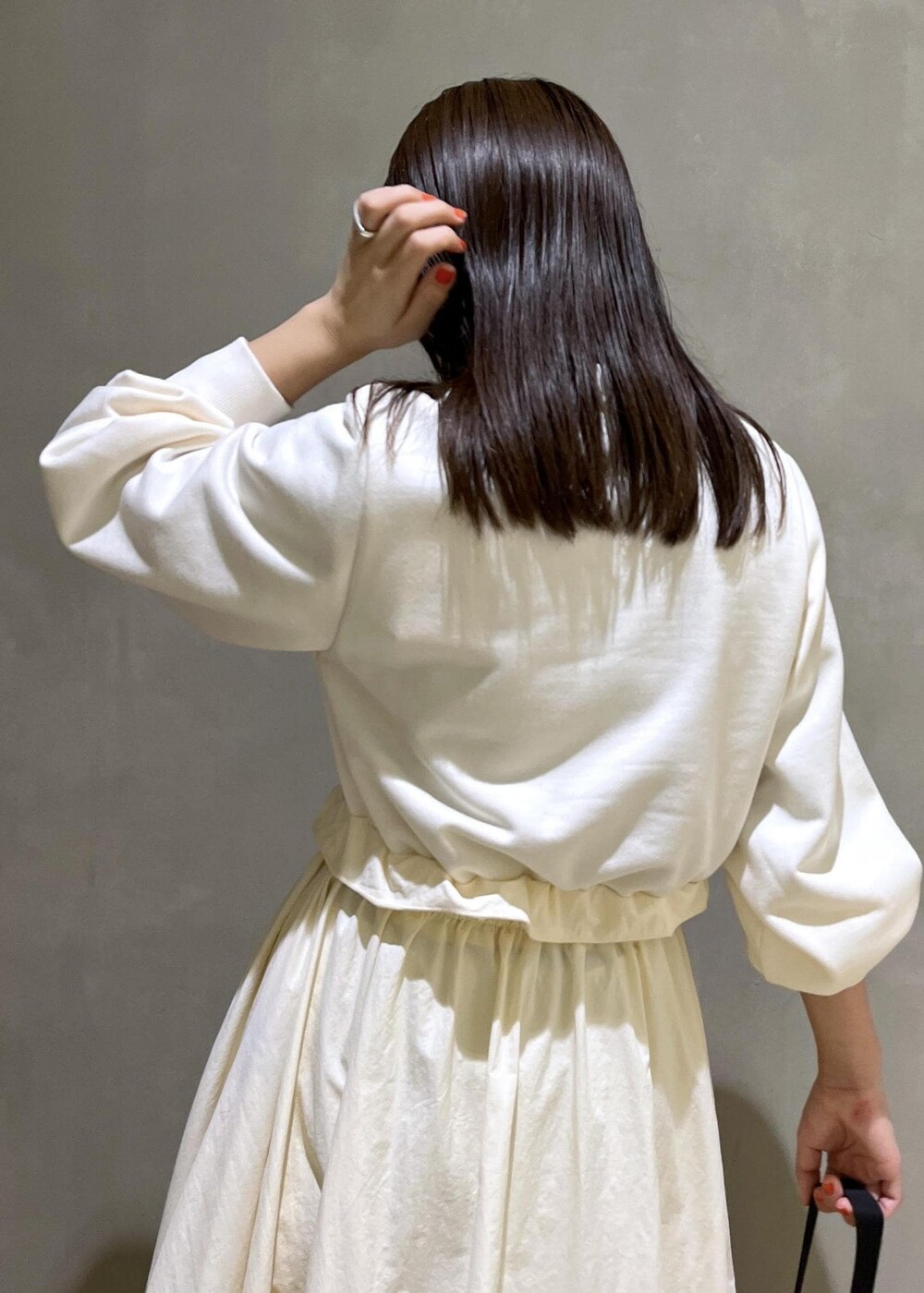 「バッグ、LACOSTE、ラコステ、チョーカー、SNaPMeAward23w、ショルダーバッグ、ワンピース、ADAM ET ROPÉ、FEMME、SDGs、サステナブル、骨格ストレート、イエベ、カジュアル、大人カジュアル」｜「ADAM ET ROPE'のメタルカーブチョーカー（チョーカー、シルバー系）」を使った、adamtanakaさん（レディース・158cm）の冬コーディネートの8枚目の写真