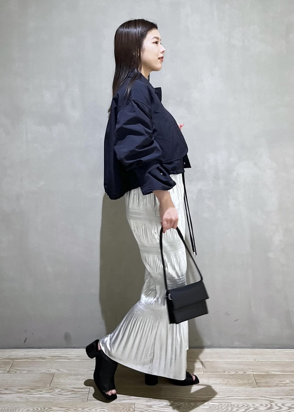 「24ss春の新作、AER、WEB限定、WEB限定商品、WEB限定アイテム、ブルゾン、アウター、ネイビー、Tシャツ、ロゴ、スカート、シルバー、メタリック、ブーツ、サンダル」｜「ADAM ET ROPE'のメタルカーブチョーカー（チョーカー、シルバー系）」を使った、adamtanakaさん（レディース・158cm）の春コーディネートの3枚目の写真