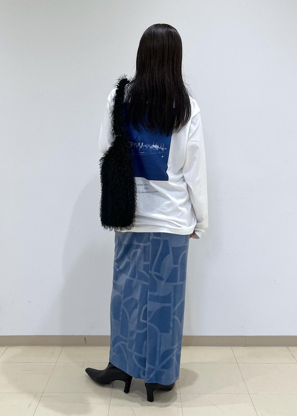 「ジェーンスミス、JANESMITH、クルーネック、プリント、ブルー、ロング、タイトスカート、ヒール、初秋コーデ、秋コーデ、デートコーデ、お出かけコーデ、モード、大人カジュアル、スカートスタイル」|「ADAM ET ROPE'の【洗える】エンボスベロアスカート(スカート、ブルー系)」を使った、adamtanakaさん(レディース・158cm)の夏コーディネートの5枚目の写真