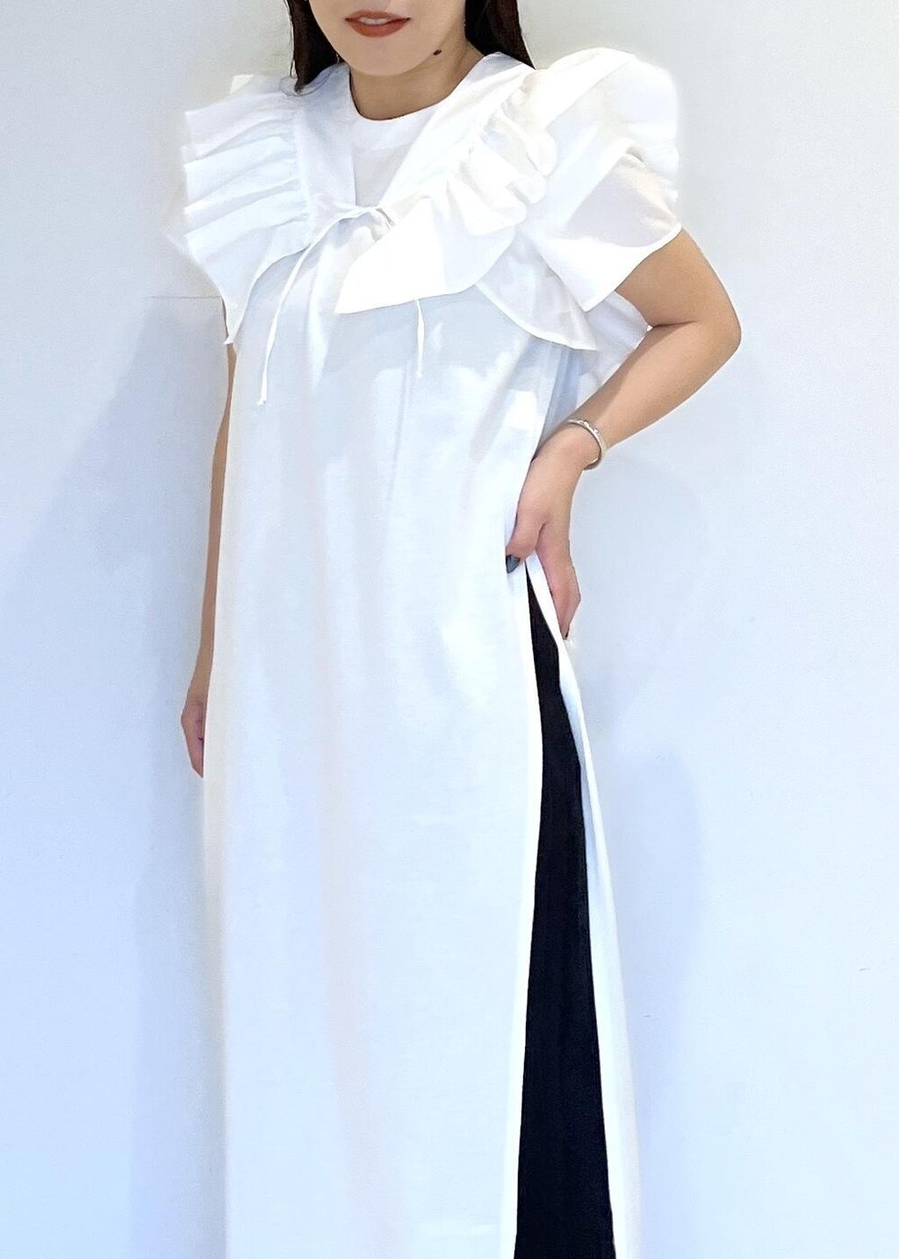 「24ss夏の新作、ワンピ、バッグ、ビゴター、BIGOTRE、ホワイト、ワンピース、パンツ、サンダル、ADAM ET ROPÉ、FEMME、SDGs、サステナブル、骨格ストレート、イエベ」|「ADAM ET ROPE'の【BIGOTRE(ビゴター)】PURSE METAL MINI(ハンドバッグ、ブラック系)」を使った、adamtanakaさん(レディース・158cm)の夏コーディネートの6枚目の写真