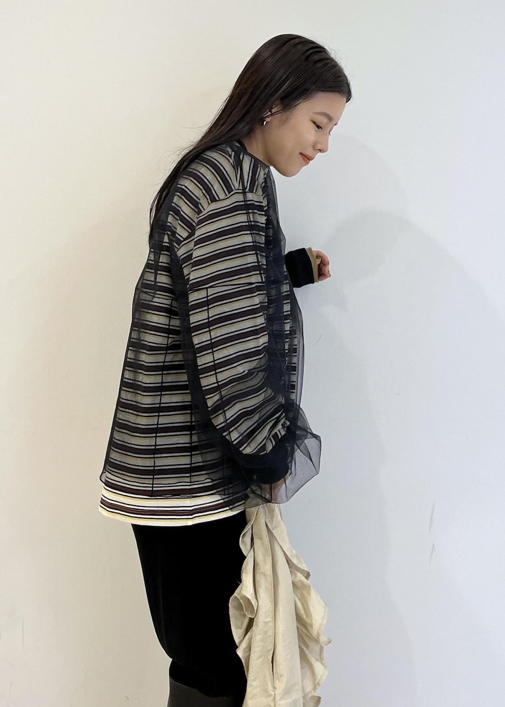 「JACKSONMATISSE、ジャクソンマティス、別注、ロンT、チュール、シアー、ボーダー、初秋コーデ、秋コーデ、お出かけコーデ、モード、大人カジュアル、レイヤード、カジュアルコーデ、別注アイテム」｜「ADAM ET ROPE'の【洗える】オーバーチュールプルオーバー（Tシャツ/カットソー、ブラック系）」を使った、adamtanakaさん（レディース・158cm）の秋コーディネートの10枚目の写真
