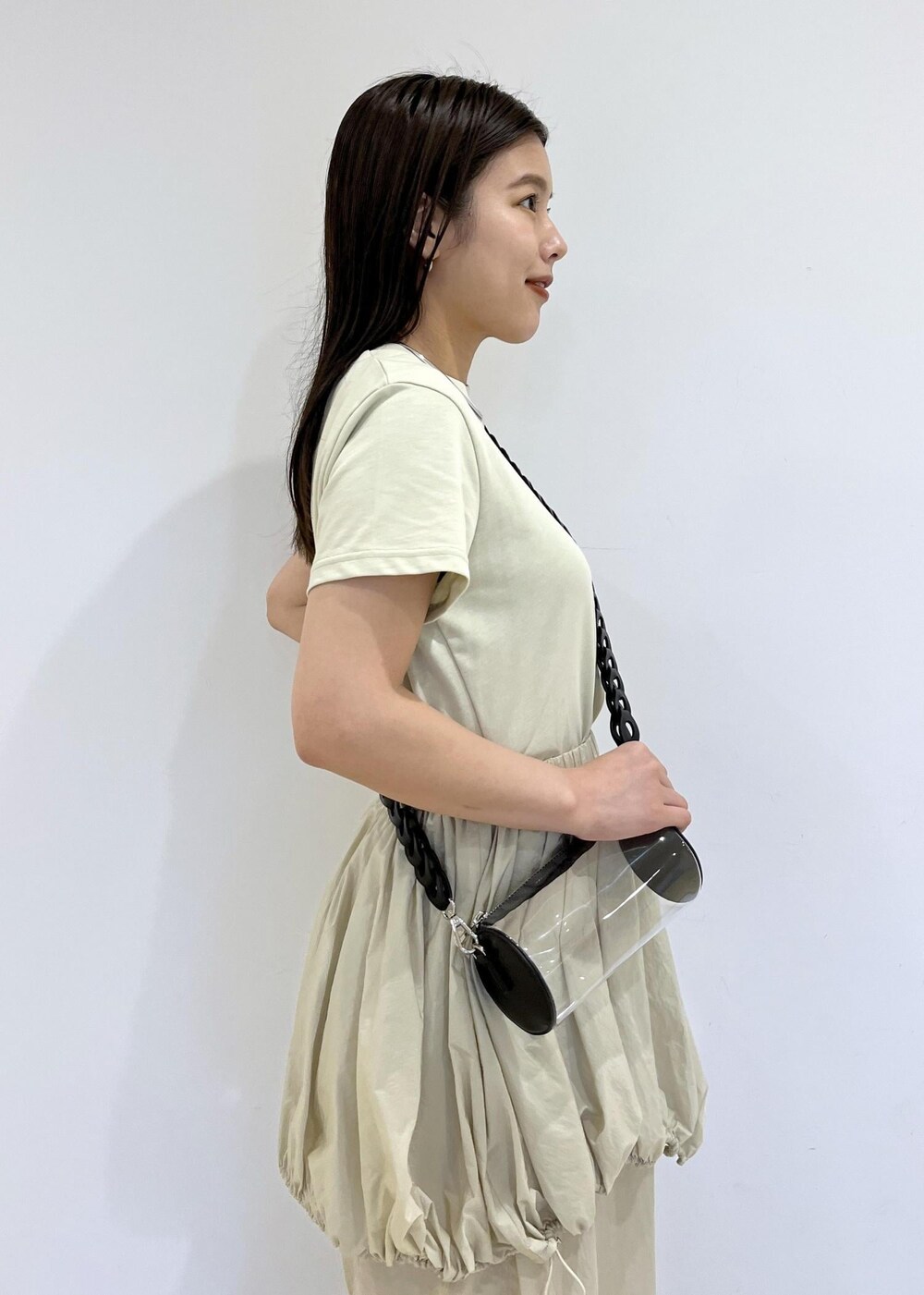 「24ss春の新作、24ss夏の新作、バッグ、ミニバッグ、Benamun、バングル、ワンピース、ADAM ET ROPÉ、FEMME、SDGs、サステナブル、骨格ストレート、イエベ、カジュアル、大人カジュアル」｜「ADAM ET ROPE'の【洗える】アシメバルーンワンピース（ワンピース、ベージュ系）」を使った、adamtanakaさん（レディース・158cm）の春コーディネートの8枚目の写真