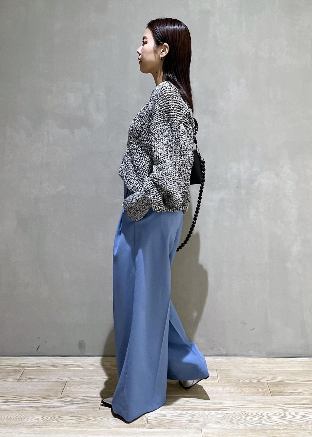 「メッシュ、パンツ、ワイドパンツ、スラックス、ブルー、パンプス、シルバー、バッグ、ショルダーバッグ、AER、WEB限定、WEB限定商品、WEB限定アイテム、アクセサリー、ネックレス」｜「ADAM ET ROPE'の【サステナブル】カスタムショルダーバッグ（ショルダーバッグ、ブラック系）」を使った、adamtanakaさん（レディース・158cm）の冬コーディネートの6枚目の写真