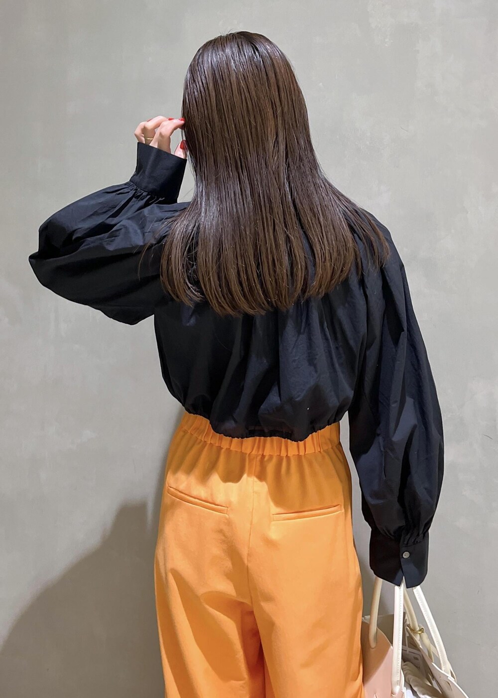 ブラック系のサンダル、ホワイト系のトートバッグ、オレンジ系のその他パンツを着用したレディースの春コーディネートの8枚目の写真