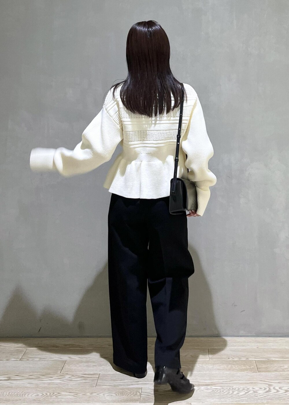 「バッグ、ワイドパンツ、ペプラム、WEB限定、WEB限定商品、WEB限定アイテム、AER、ADAM ET ROPÉ、FEMME、SDGs、サステナブル、骨格ストレート、イエベ、きれいめ、きれいめカジュアル」｜「ADAM ET ROPE'のエナメルウォレットショルダーバッグ（ショルダーバッグ、ブラック系）」を使った、adamtanakaさん（レディース・158cm）の冬コーディネートの4枚目の写真