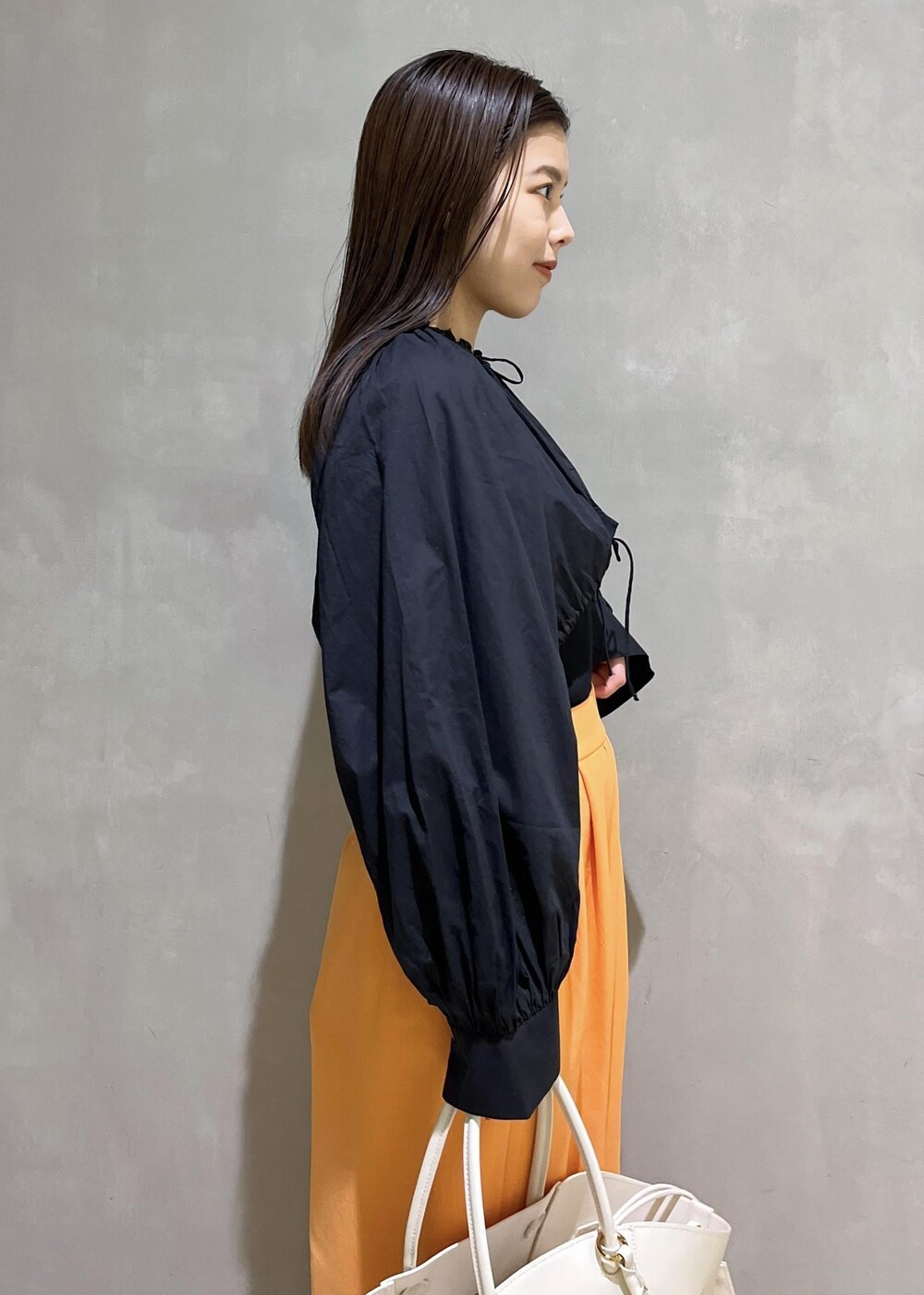 ブラック系のサンダル、ホワイト系のトートバッグ、オレンジ系のその他パンツを着用したレディースの春コーディネートの9枚目の写真