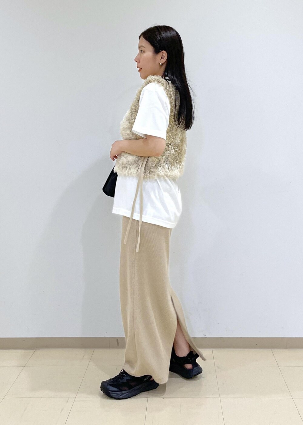 「ニット、フワフワ、ブラック、ロゴ、Tシャツ、半袖、夏コーデ、初秋コーデ、お出かけコーデ、大人カジュアル、レイヤード、スカートスタイル、ワントーンコーデ、カジュアルコーデ、ADAM ET ROPÉ」｜「MILLERの【Miller for ADAM ET ROPE'】別注WAFFLE SKIRT（スカート、ベージュ系）」を使った、adamtanakaさん（レディース・158cm）の夏コーディネートの3枚目の写真