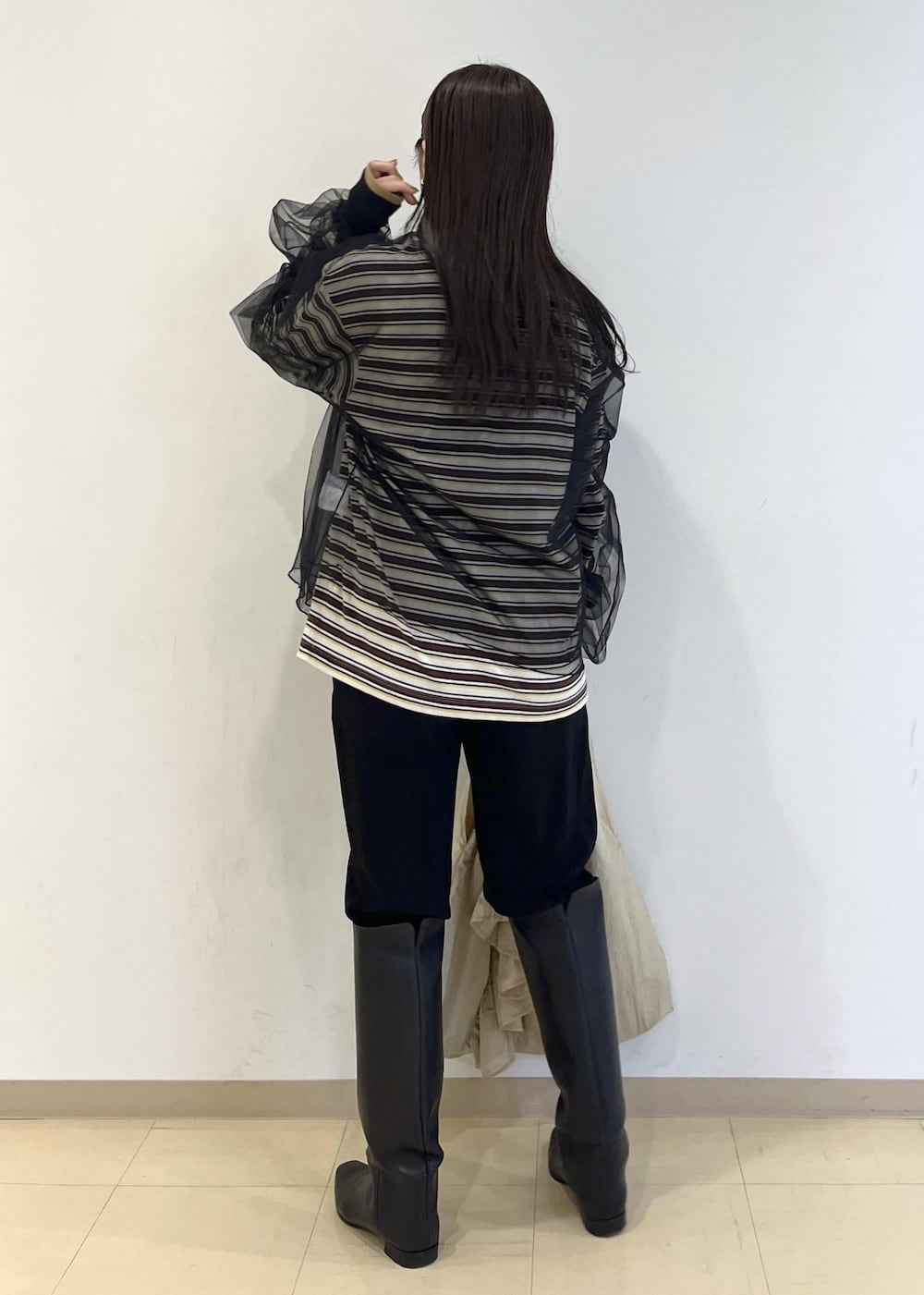 「JACKSONMATISSE、ジャクソンマティス、別注、ロンT、チュール、シアー、ボーダー、初秋コーデ、秋コーデ、お出かけコーデ、モード、大人カジュアル、レイヤード、カジュアルコーデ、別注アイテム」｜「ADAM ET ROPE'の【洗える】オーバーチュールプルオーバー（Tシャツ/カットソー、ブラック系）」を使った、adamtanakaさん（レディース・158cm）の秋コーディネートの4枚目の写真