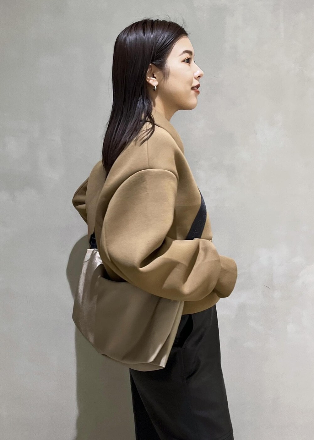 「スカート、タイトスカート、フェイクレザー、バッグ、ショルダーバッグ、ADAM ET ROPÉ、FEMME、SDGs、サステナブル、骨格ストレート、イエベ、モード、秋、秋コーデ、秋ファッション」｜「ADAM ET ROPE'のフェイクレザーロングスカート（スカート、ブラック系）」を使った、adamtanakaさん（レディース・158cm）の秋コーディネートの9枚目の写真