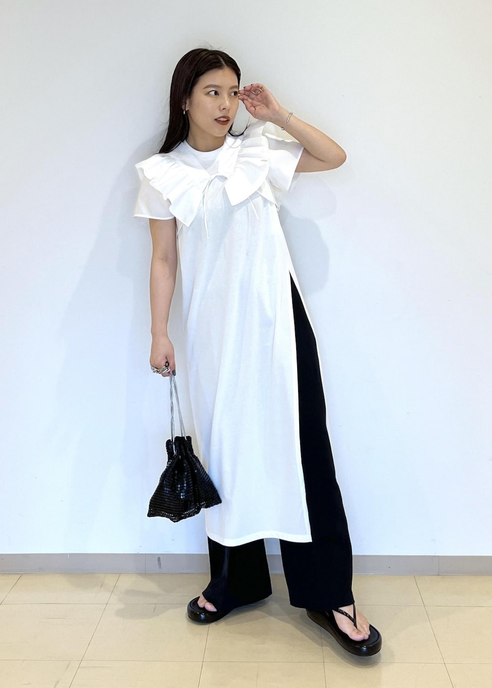 「24ss夏の新作、ワンピ、バッグ、ビゴター、BIGOTRE、ホワイト、ワンピース、パンツ、サンダル、ADAM ET ROPÉ、FEMME、SDGs、サステナブル、骨格ストレート、イエベ」|「ADAM ET ROPE'の【BIGOTRE(ビゴター)】PURSE METAL MINI(ハンドバッグ、ブラック系)」を使った、adamtanakaさん(レディース・158cm)の夏コーディネートの2枚目の写真