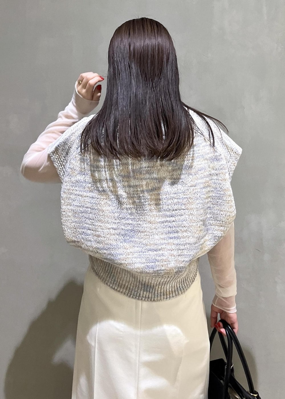 ホワイト系のローファー、ブラック系のトートバッグ、ホワイト系のスカートを着用したレディースの春コーディネートの8枚目の写真