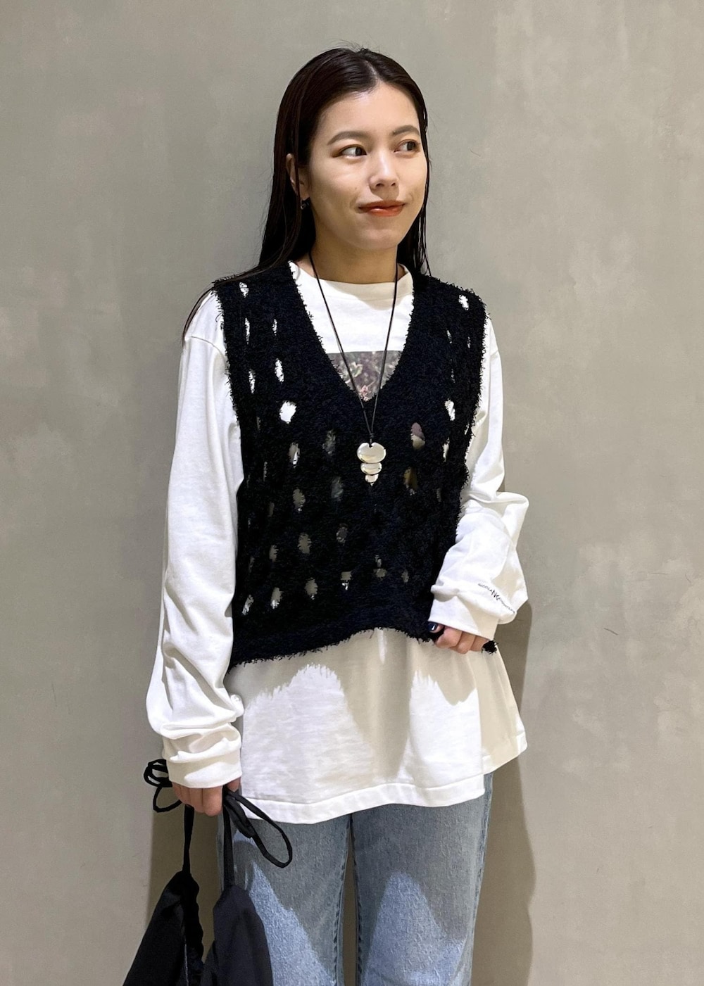 「24ss春の新作、AER、WEB限定、WEB限定商品、WEB限定アイテム、JANESMITH、ジェーンスミス、ROLLAS、ローラス、ローラスデニム、別注、BenAmun、AMOMENTO、アモーメント、プリントT」｜「ROLLA'Sの【ROLLA'S for ADAM ET ROPE'】別注 EASTCOAST FLARE ANKLE（デニムパンツ、ブルー系）」を使った、adamtanakaさん（レディース・158cm）の冬コーディネートの6枚目の写真