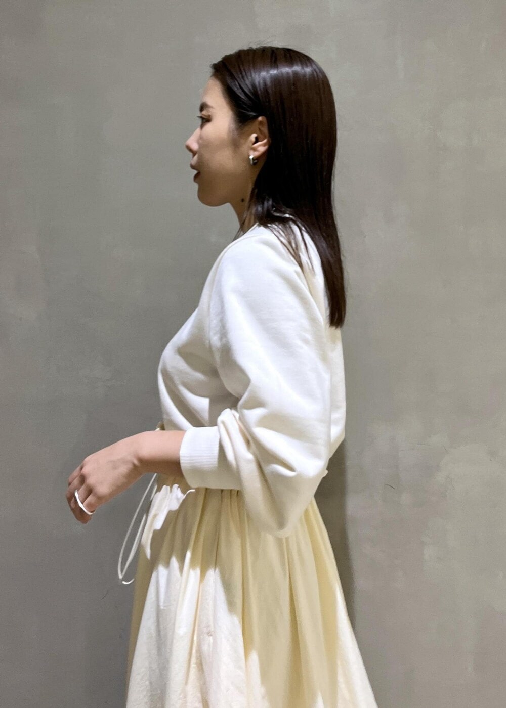 「バッグ、LACOSTE、ラコステ、チョーカー、SNaPMeAward23w、ショルダーバッグ、ワンピース、ADAM ET ROPÉ、FEMME、SDGs、サステナブル、骨格ストレート、イエベ、カジュアル、大人カジュアル」｜「ADAM ET ROPE'のメタルカーブチョーカー（チョーカー、シルバー系）」を使った、adamtanakaさん（レディース・158cm）の冬コーディネートの9枚目の写真