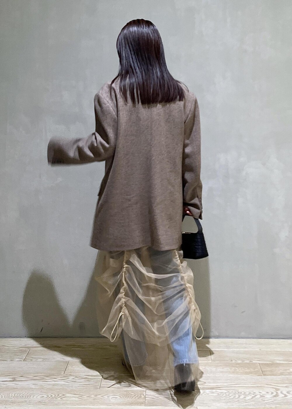 「デニム、シアー、パンプス、バッグ、ミニバッグ、ROLLAS、ローラス、ローラスデニム、GANNI、ガニー、LOW CLASSIC、LOWCLASSIC、ロウクラシック、ブラウンコーデ、ADAM ET ROPÉ」｜「ADAM ET ROPE'のフォルムウェッジパンプス（パンプス、ブラック系）」を使った、adamtanakaさん（レディース・158cm）の冬コーディネートの4枚目の写真