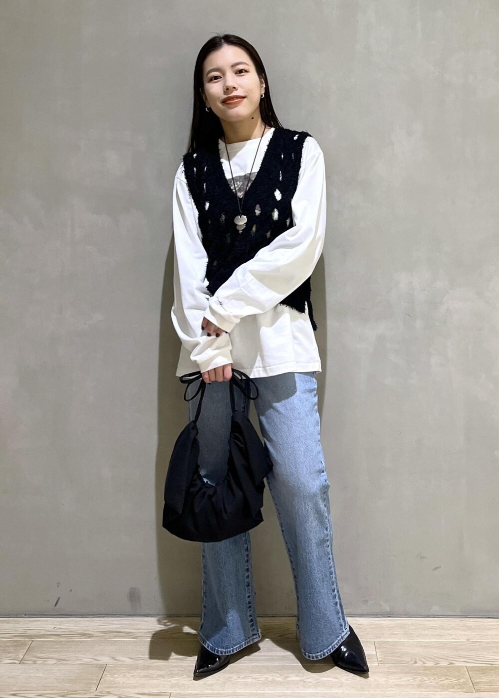 「24ss春の新作、AER、WEB限定、WEB限定商品、WEB限定アイテム、JANESMITH、ジェーンスミス、ROLLAS、ローラス、ローラスデニム、別注、BenAmun、AMOMENTO、アモーメント、プリントT」｜「ROLLA'Sの【ROLLA'S for ADAM ET ROPE'】別注 EASTCOAST FLARE ANKLE（デニムパンツ、ブルー系）」を使った、adamtanakaさん（レディース・158cm）の冬コーディネートの2枚目の写真