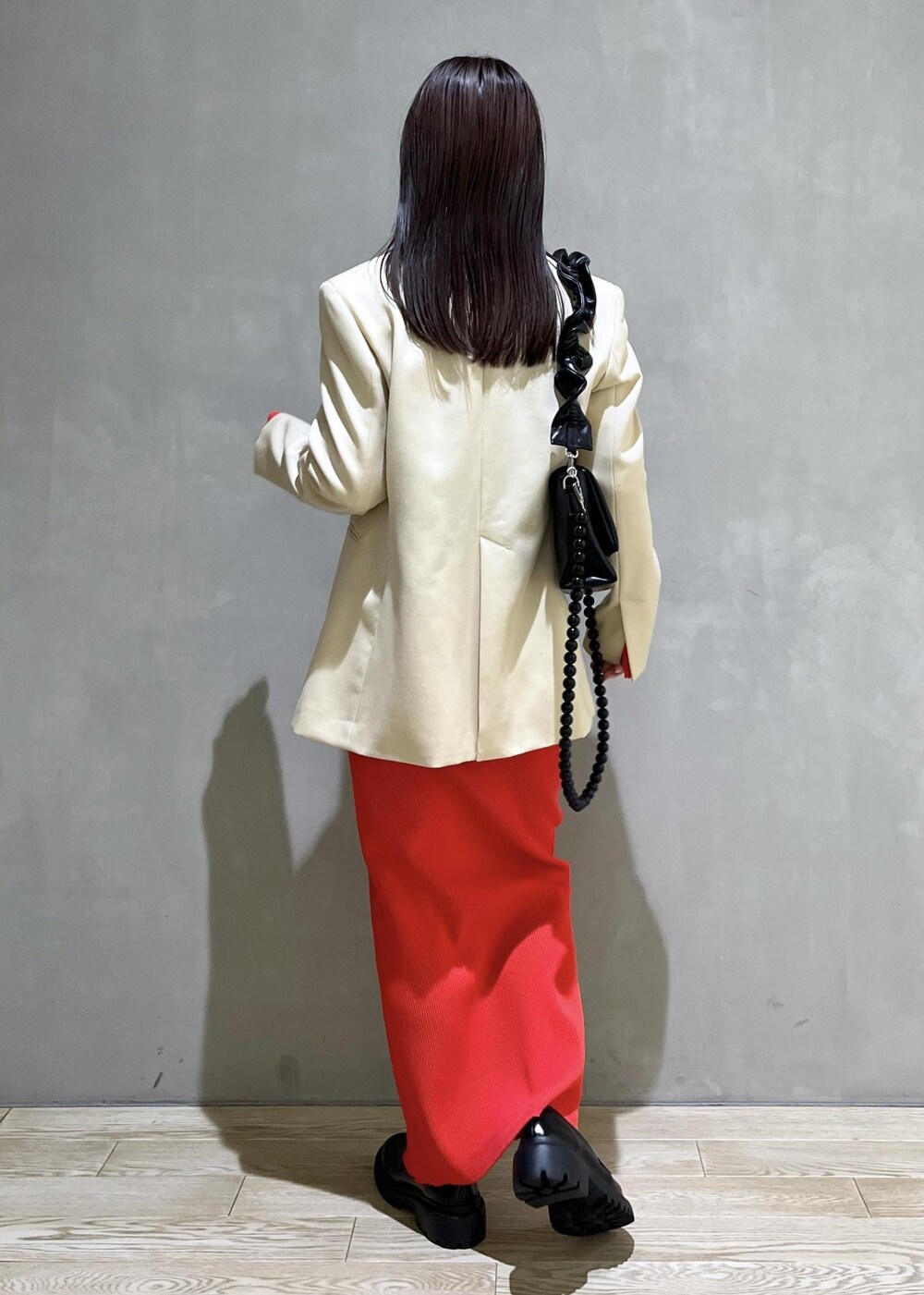 ブラック系のローファー、レッド系のスカート、レッド系のカーディガン/ボレロを着用したレディースの冬コーディネートの4枚目の写真