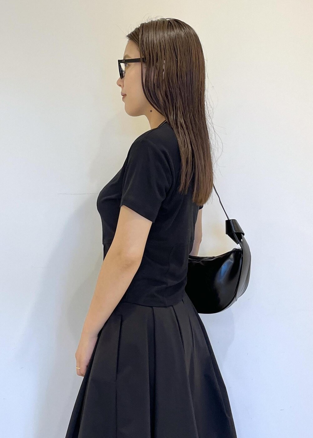 「バッグ、ショルダーバッグ、24ss夏の新作、ブラック、ブラックコーデ、ADAM ET ROPÉ、FEMME、SDGs、サステナブル、骨格ストレート、イエベ、カジュアル、大人カジュアル、モード、夏」｜「ADAM ET ROPE'の【サステナブル】ムスビショルダーバッグ（ショルダーバッグ、ブラック系）」を使った、adamtanakaさん（レディース・158cm）の夏コーディネートの8枚目の写真