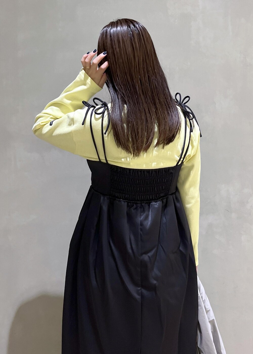 「24ss春の新作、GANNI、ガニー、SAINTJAMES、セントジェームス、Newbalance、ニューバランス、AMOMENTO、アモーメント、イエロー、ブラック、カットソー、キャミワンピ、バッグ、ハンドバッグ」|adamtanakaさん(レディース・158cm)の冬コーディネートの8枚目の写真