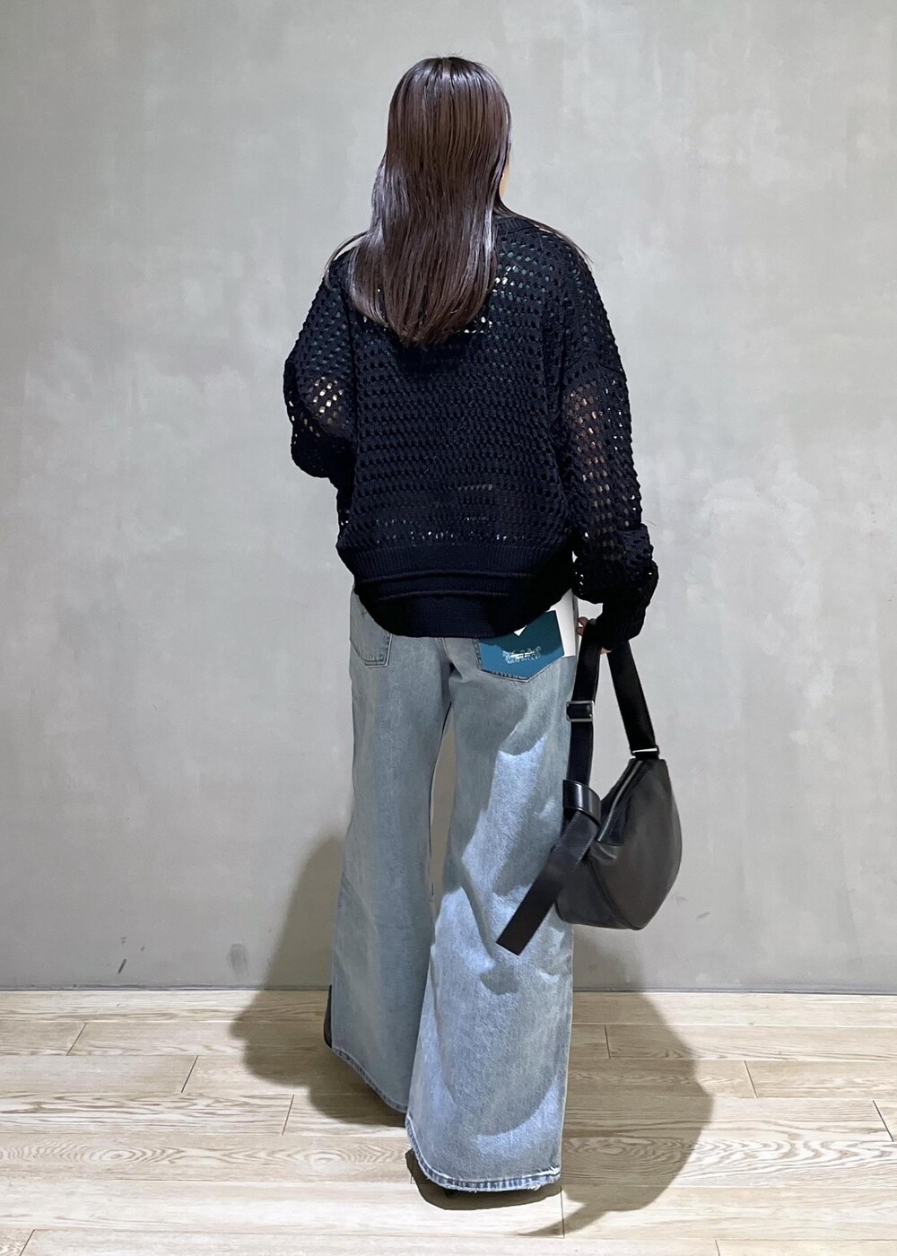 「WEB限定、WEB限定商品、WEB限定アイテム、Sporty&rich、スポーティーアンドリッチ、Levis、リーバイス、BIOTOP、別注、メッシュ、ロゴ、バギーデニム、バッグ、ボディバッグ、24ss春の新作」｜「ADAM ET ROPE'のフォルムウェッジパンプス（パンプス、ブラック系）」を使った、adamtanakaさん（レディース・158cm）の春コーディネートの4枚目の写真