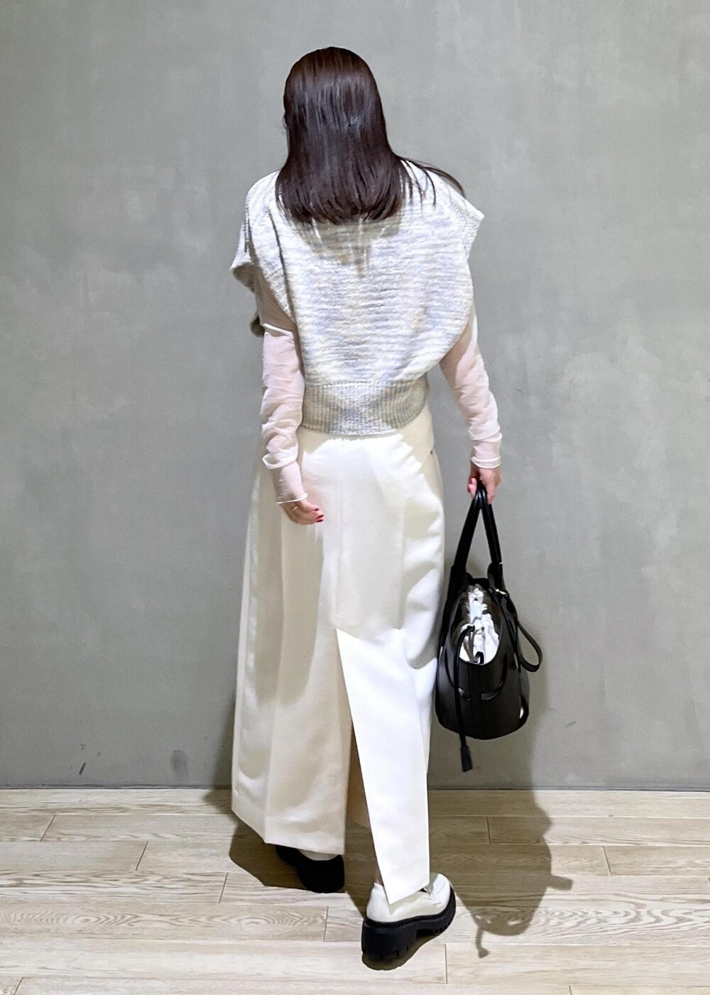 ホワイト系のローファー、ブラック系のトートバッグ、ホワイト系のスカートを着用したレディースの春コーディネートの4枚目の写真