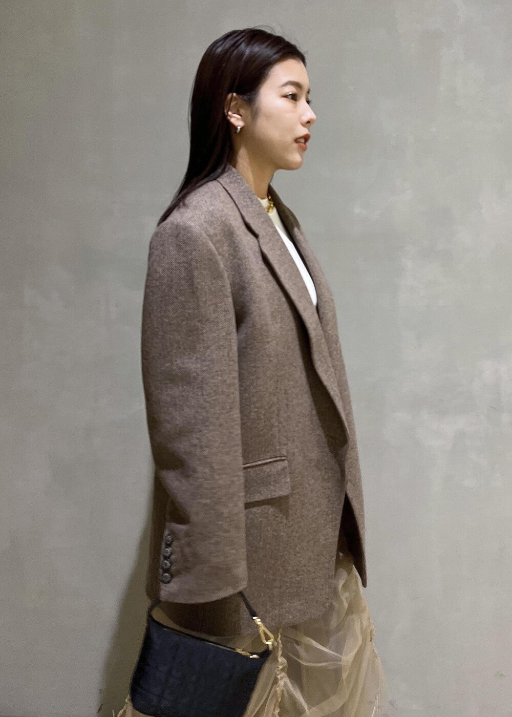 「デニム、シアー、パンプス、バッグ、ミニバッグ、ROLLAS、ローラス、ローラスデニム、GANNI、ガニー、LOW CLASSIC、LOWCLASSIC、ロウクラシック、ブラウンコーデ、ADAM ET ROPÉ」｜「ADAM ET ROPE'のフォルムウェッジパンプス（パンプス、ブラック系）」を使った、adamtanakaさん（レディース・158cm）の冬コーディネートの9枚目の写真