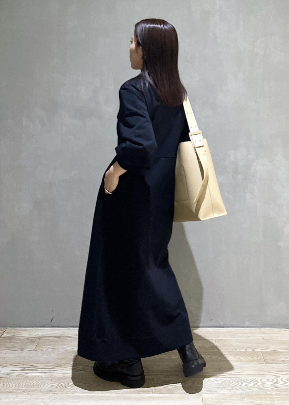 「バッグ、キャミソール、ブラック、ネックレス、アクセサリー、ADAM ET ROPÉ、FEMME、SDGs、サステナブル、骨格ストレート、イエベ、きれいめカジュアル、大人カジュアル、レイヤード、秋」｜「ADAM ET ROPE'の［新色追加］トラックソールストレッチブーツ（ブーツ、ブラック系）」を使った、adamtanakaさん（レディース・158cm）の秋コーディネートの4枚目の写真