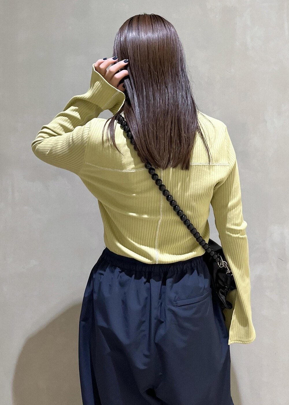 「24ss春の新作、AER、WEB限定、WEB限定商品、WEB限定アイテム、PARROTTCANVAS、パロットキャンバス、ロンT、カットソー、グリーン、ネイビー、パンツ、ナイロンパンツ、バッグ、ショルダーバッグ」｜「ADAM ET ROPE'の【サステナブル】カスタムショルダーバッグ（ショルダーバッグ、ブラック系）」を使った、adamtanakaさん（レディース・158cm）の冬コーディネートの7枚目の写真
