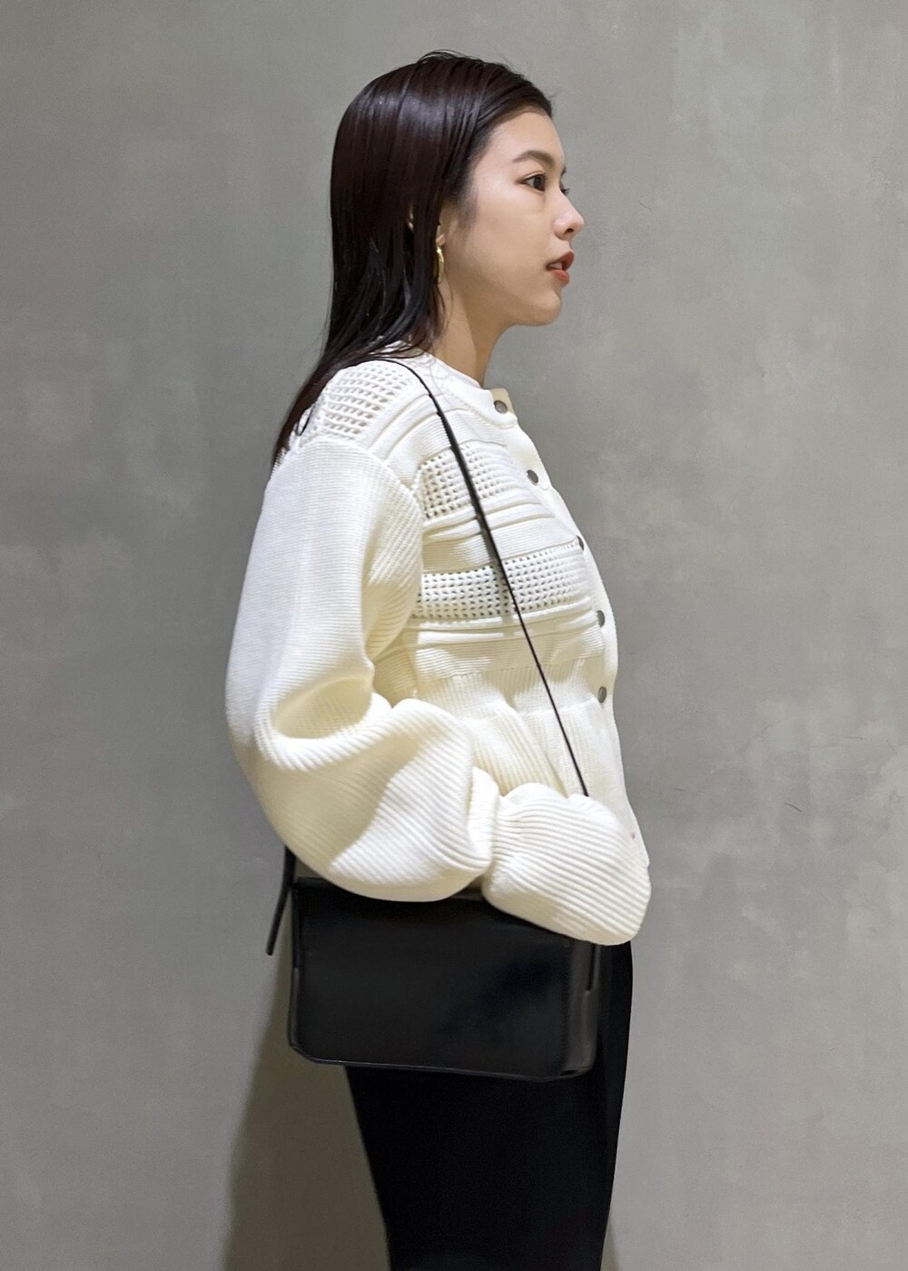 「バッグ、ワイドパンツ、ペプラム、WEB限定、WEB限定商品、WEB限定アイテム、AER、ADAM ET ROPÉ、FEMME、SDGs、サステナブル、骨格ストレート、イエベ、きれいめ、きれいめカジュアル」｜「ADAM ET ROPE'のエナメルウォレットショルダーバッグ（ショルダーバッグ、ブラック系）」を使った、adamtanakaさん（レディース・158cm）の冬コーディネートの9枚目の写真