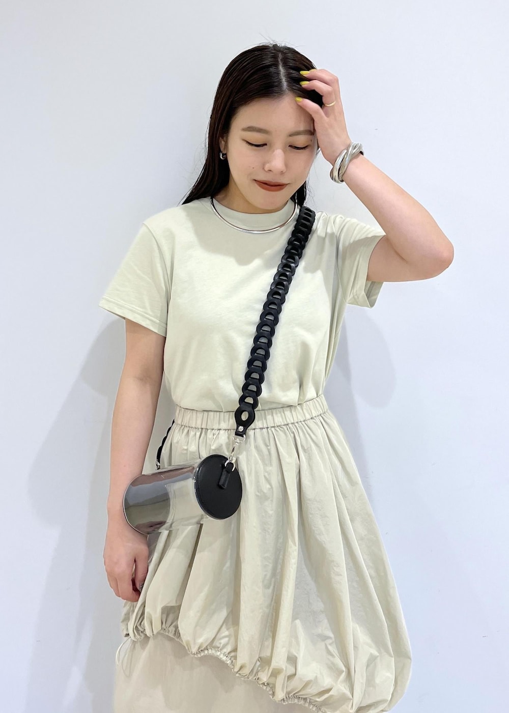 「24ss春の新作、24ss夏の新作、バッグ、ミニバッグ、Benamun、バングル、ワンピース、ADAM ET ROPÉ、FEMME、SDGs、サステナブル、骨格ストレート、イエベ、カジュアル、大人カジュアル」｜「ADAM ET ROPE'の【洗える】アシメバルーンワンピース（ワンピース、ベージュ系）」を使った、adamtanakaさん（レディース・158cm）の春コーディネートの7枚目の写真
