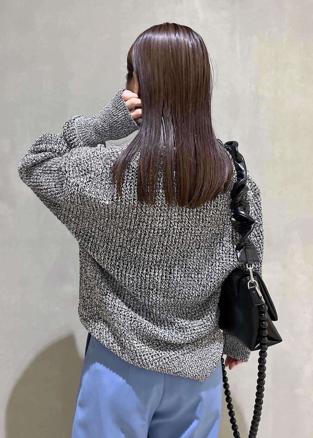 「メッシュ、パンツ、ワイドパンツ、スラックス、ブルー、パンプス、シルバー、バッグ、ショルダーバッグ、AER、WEB限定、WEB限定商品、WEB限定アイテム、アクセサリー、ネックレス」｜「ADAM ET ROPE'の【サステナブル】カスタムショルダーバッグ（ショルダーバッグ、ブラック系）」を使った、adamtanakaさん（レディース・158cm）の冬コーディネートの9枚目の写真