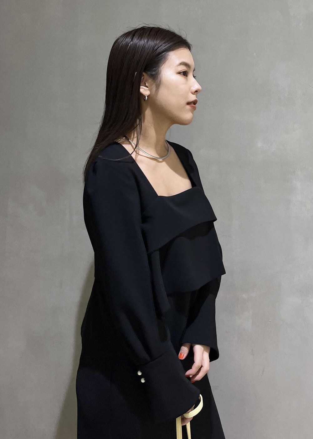 シルバー系のパンプスを着用したレディースの冬コーディネートの7枚目の写真