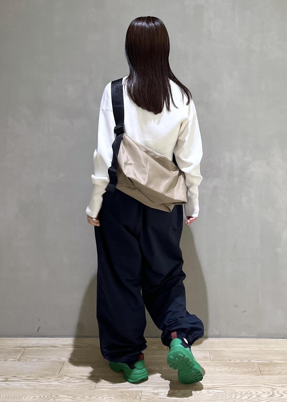 「ナイロンパンツ、バッグ、チョーカー、LACOSTE、ラコステ、PARROTTCANVAS、パロットキャンバス、ホワイト、ニット、パンツ、ネイビー、スニーカー、ADAM ET ROPÉ、FEMME、SDGs」｜「ADAM ET ROPE'のメタルカーブチョーカー（チョーカー、ゴールド系）」を使った、adamtanakaさん（レディース・158cm）の冬コーディネートの3枚目の写真