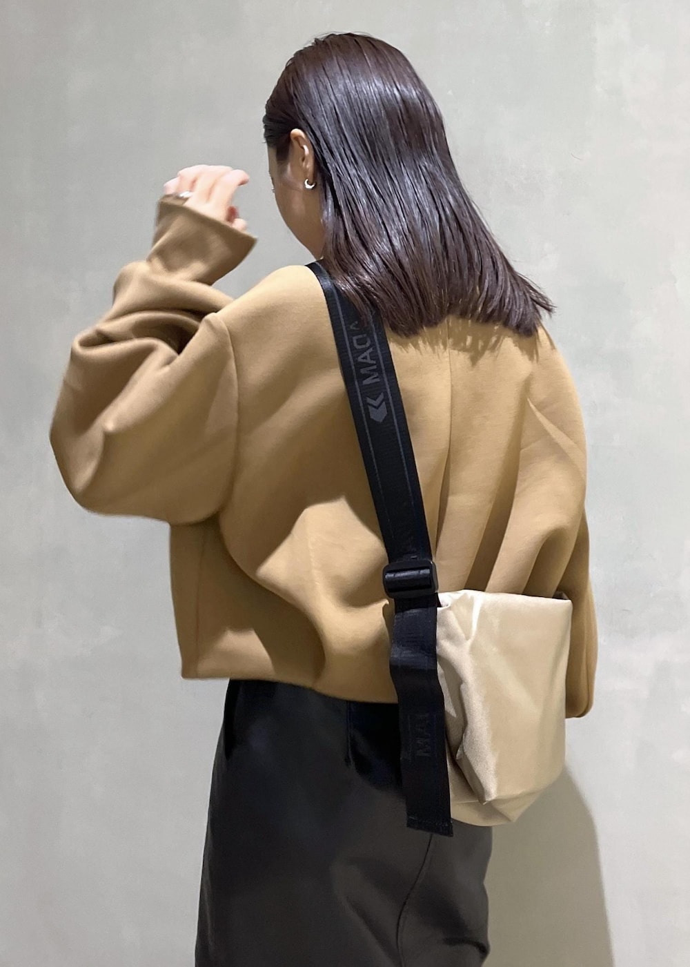 「スカート、タイトスカート、フェイクレザー、バッグ、ショルダーバッグ、ADAM ET ROPÉ、FEMME、SDGs、サステナブル、骨格ストレート、イエベ、モード、秋、秋コーデ、秋ファッション」｜「ADAM ET ROPE'のフェイクレザーロングスカート（スカート、ブラック系）」を使った、adamtanakaさん（レディース・158cm）の秋コーディネートの8枚目の写真