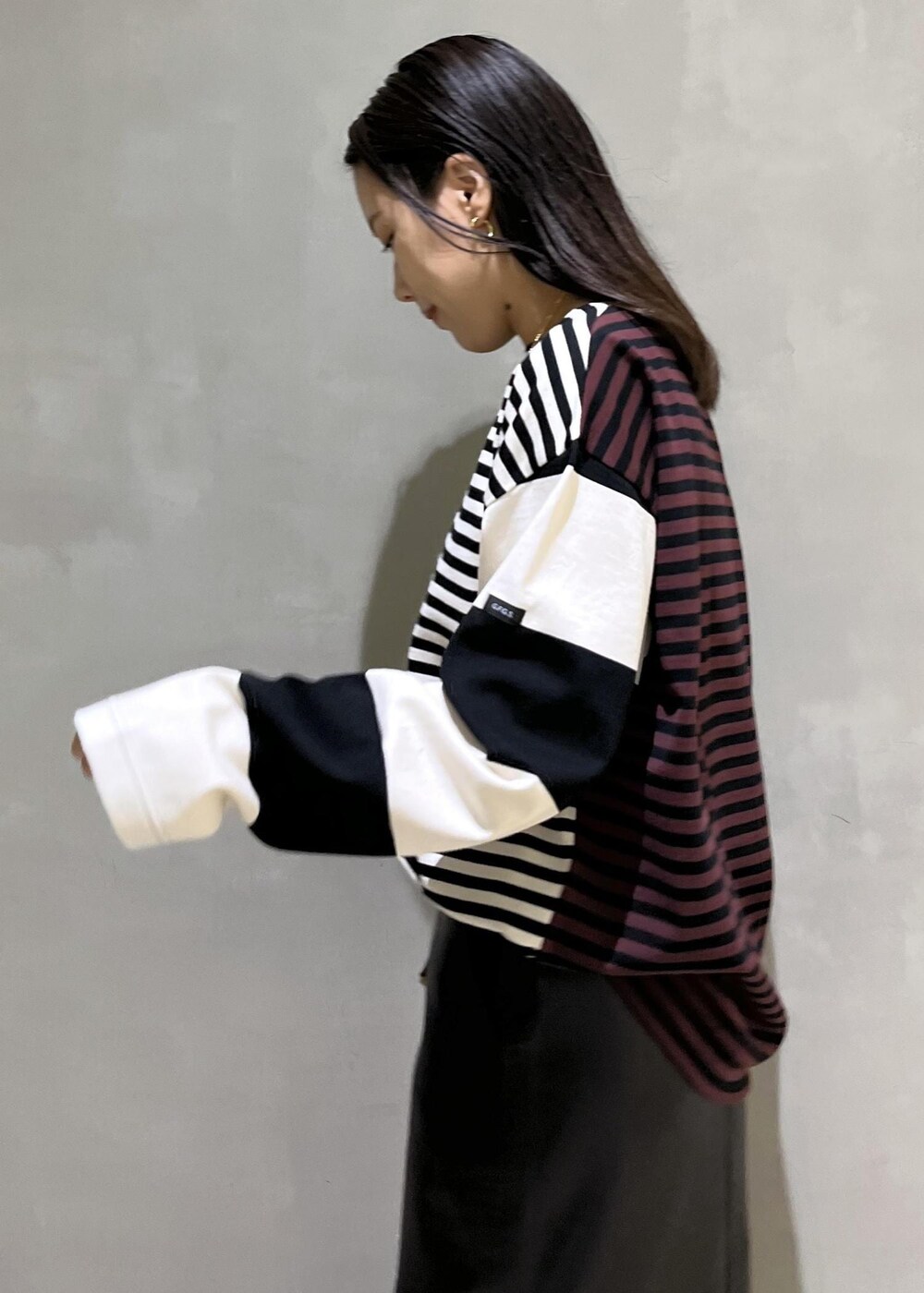 「バッグ、ロングブーツ、フェイクレザー、タイトスカート、別注、g.f.g.s.、ジーエフジーエス、フリンジ、ボーダー、ブーツ、ADAM ET ROPÉ、FEMME、SDGs、サステナブル、骨格ストレート」｜「ADAM ET ROPE'のフェイクレザーロングスカート（スカート、ブラック系）」を使った、adamtanakaさん（レディース・158cm）の秋コーディネートの6枚目の写真