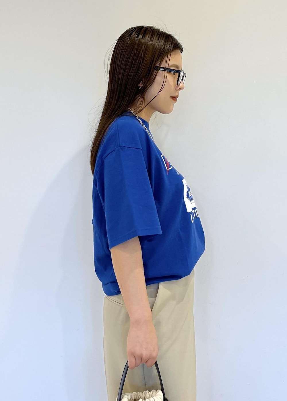 「バッグ、ミニバッグ、24ss夏の新作、oblada、オブラダ、ブルー、Tシャツ、ロゴ、プリント、パンツ、ADAM ET ROPÉ、FEMME、SDGs、サステナブル、骨格ストレート」｜「ADAM ET ROPE'の【サステナブル】ナロークロスストラップサンダル（サンダル、ブラック系）」を使った、adamtanakaさん（レディース・158cm）の夏コーディネートの9枚目の写真