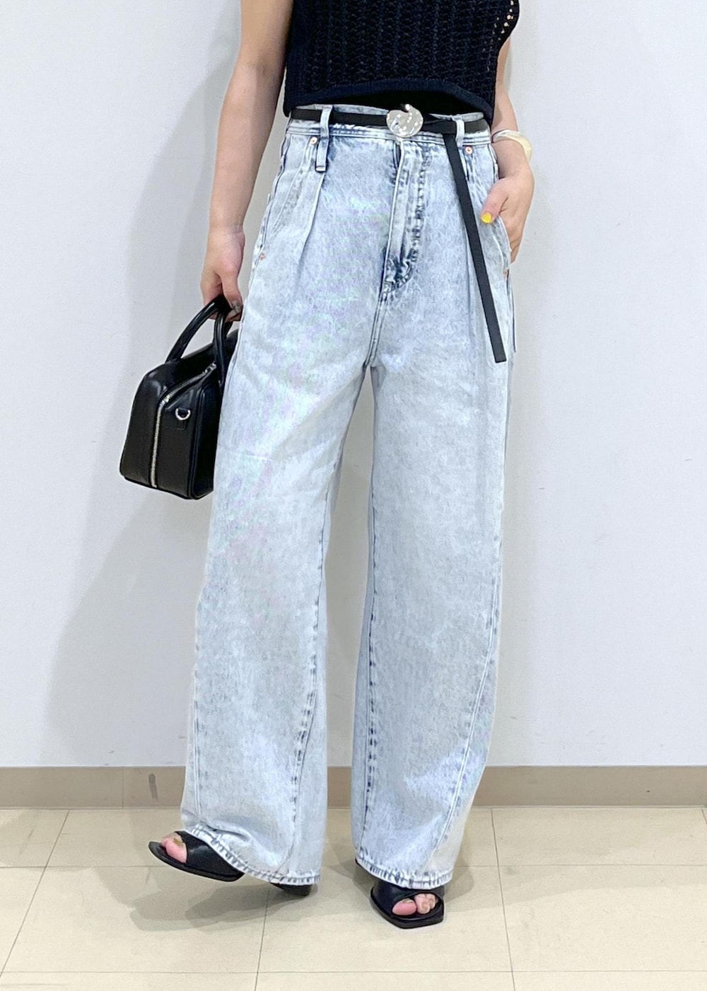 「デニム、サンダル、ブーツ、ベルト、バッグ、ハンドバッグ、ブラックコーデ、ブラック、メッシュ、24ss春の新作、24ss夏の新作、ADAM ET ROPÉ、FEMME、SDGs、サステナブル」｜「ADAM ET ROPE'のストレッチブーツサンダル（ブーツ、ブラック系）」を使った、adamtanakaさん（レディース・158cm）の春コーディネートの9枚目の写真